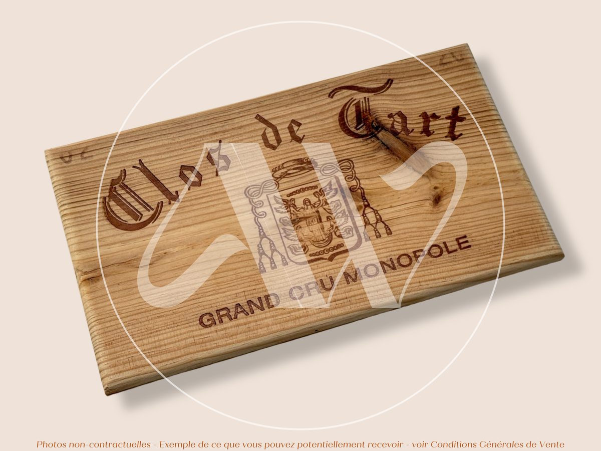 Clos de Tart — Bourgogne — France — Clos de Tart Grand Cru Monopole — Sans millésime — 30 × 17 cm — Façade caisse de vin en bois