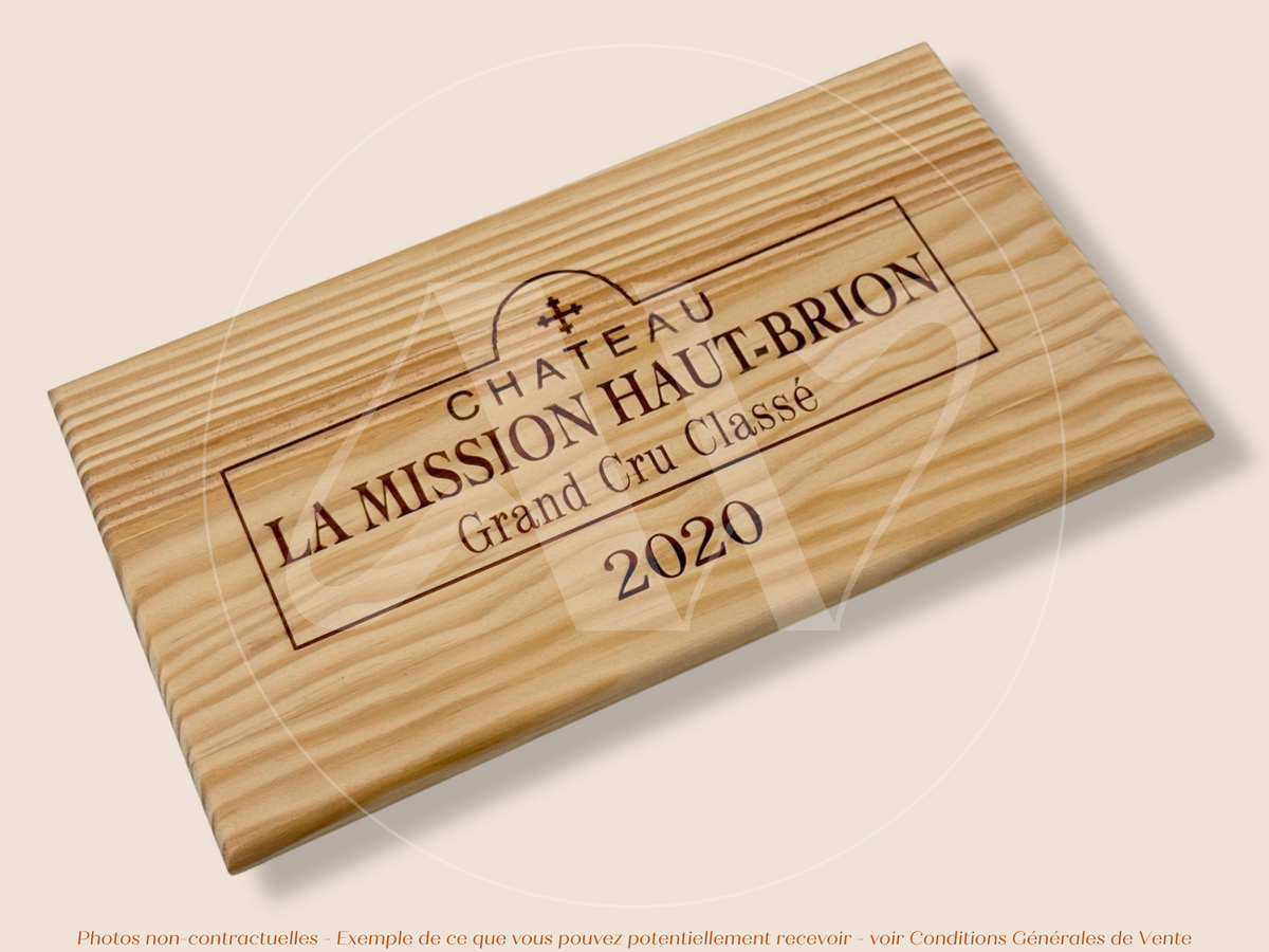 Estampe / Façade d'une caisse de vin en bois du Chateau La Mission Haut Brion - 2020 - Bordeaux | Format : 30x17 cm