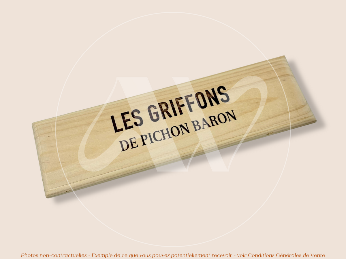 Estampe / Façade d'une caisse de vin en bois Les Griffons du Chateau Pichon Baron - 2020 - Bordeaux | Format 6 bouteilles = 30x9 cm