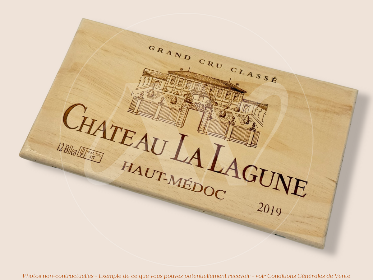 Estampe / Façade d'une caisse de vin en bois du Chateau La Lagune - Haut Médoc - 2019 - Bordeaux | Format 30x17 cm