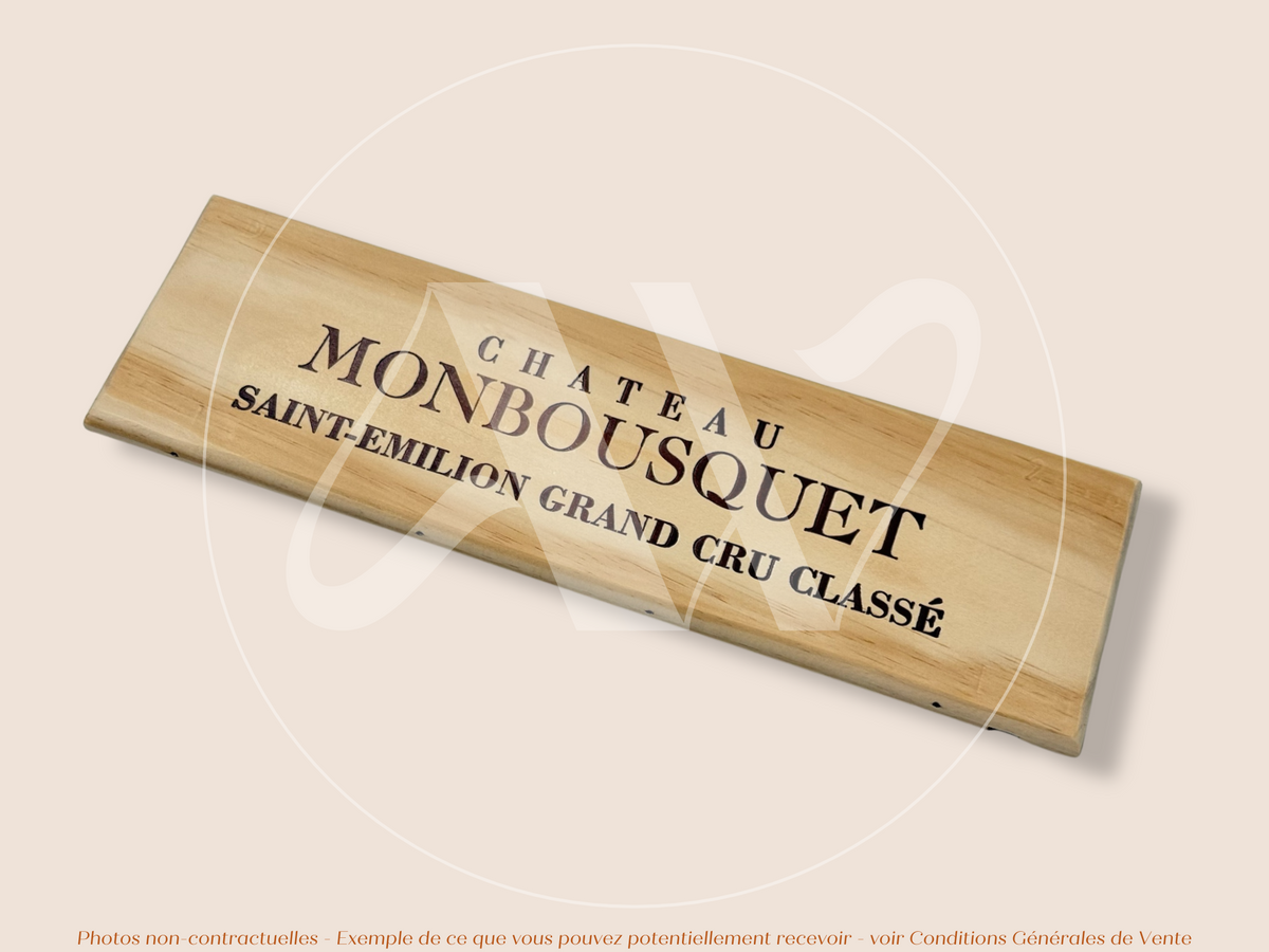 Estampe / Façade d'une caisse de vin en bois du Chateau Monbousquet - Saint-Emilion - Bordeaux | Format 6 bouteilles = 30x9 cm
