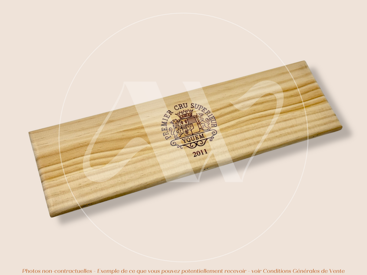 Estampe / Façade d'une caisse de vin en bois du Chateau Yquem 2011 - Sauternes - Bordeaux | Format 1 bouteille = 30x9