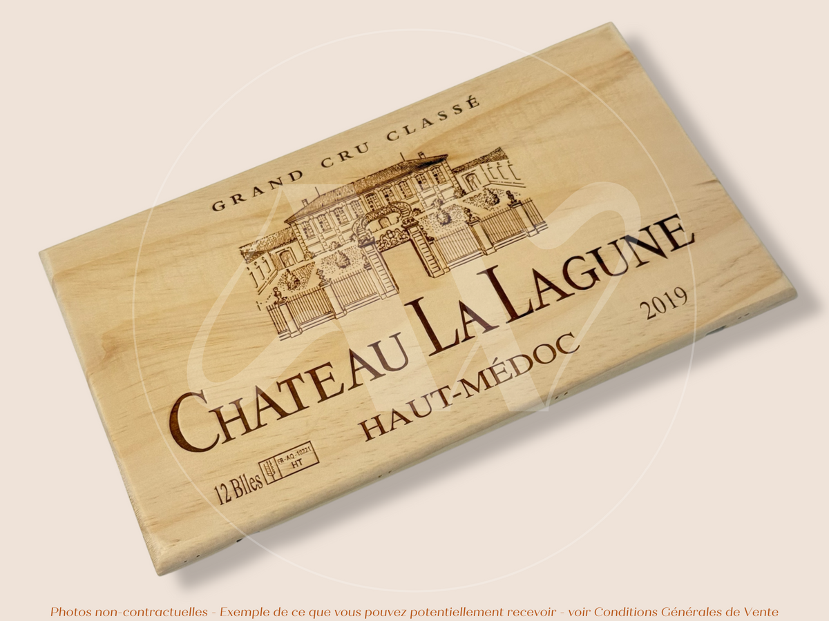 Estampe / Façade d'une caisse de vin en bois du Chateau La Lagune - Haut Médoc - 2019 - Bordeaux | Format 30x17 cm