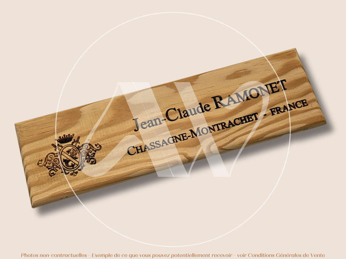 Jean-Claude Ramonet — Chassagne-Montrachet — Côte de Beaune — Bourgogne — France — Sans millésime — 30 × 9 cm — Façade plaque caisse de vin en bois