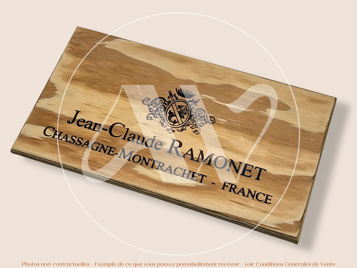 Jean-Claude Ramonet — Bourgogne — France — Chassagne-Montrachet — Sans millésime — 30 × 17 cm — Couvercle plaque caisse de vin en bois
