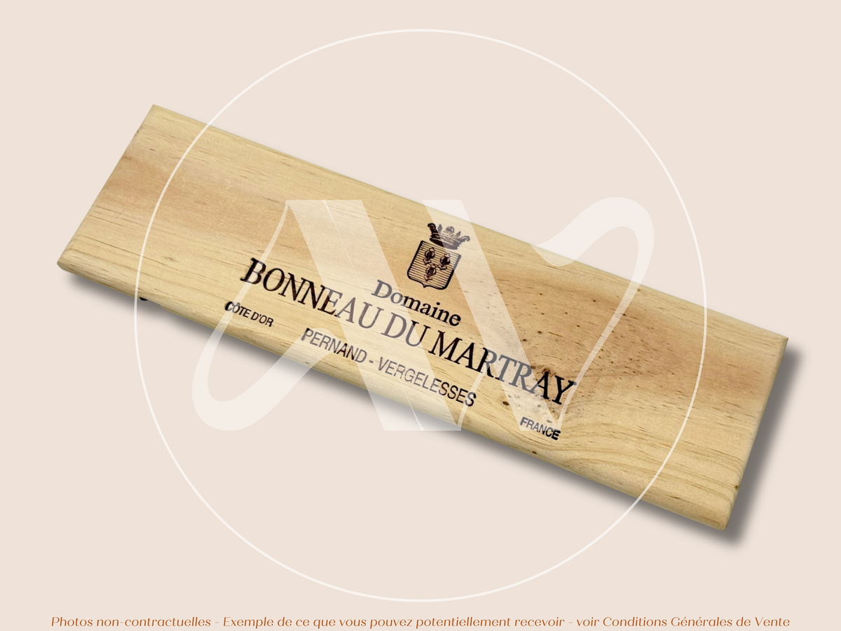 Domaine Bonneau du Martray — Pernand-Vergelesses — Côte de Beaune — Bourgogne — France — Sans millésime — 30 × 9 cm — Façade flamme caisse de vin en bois
