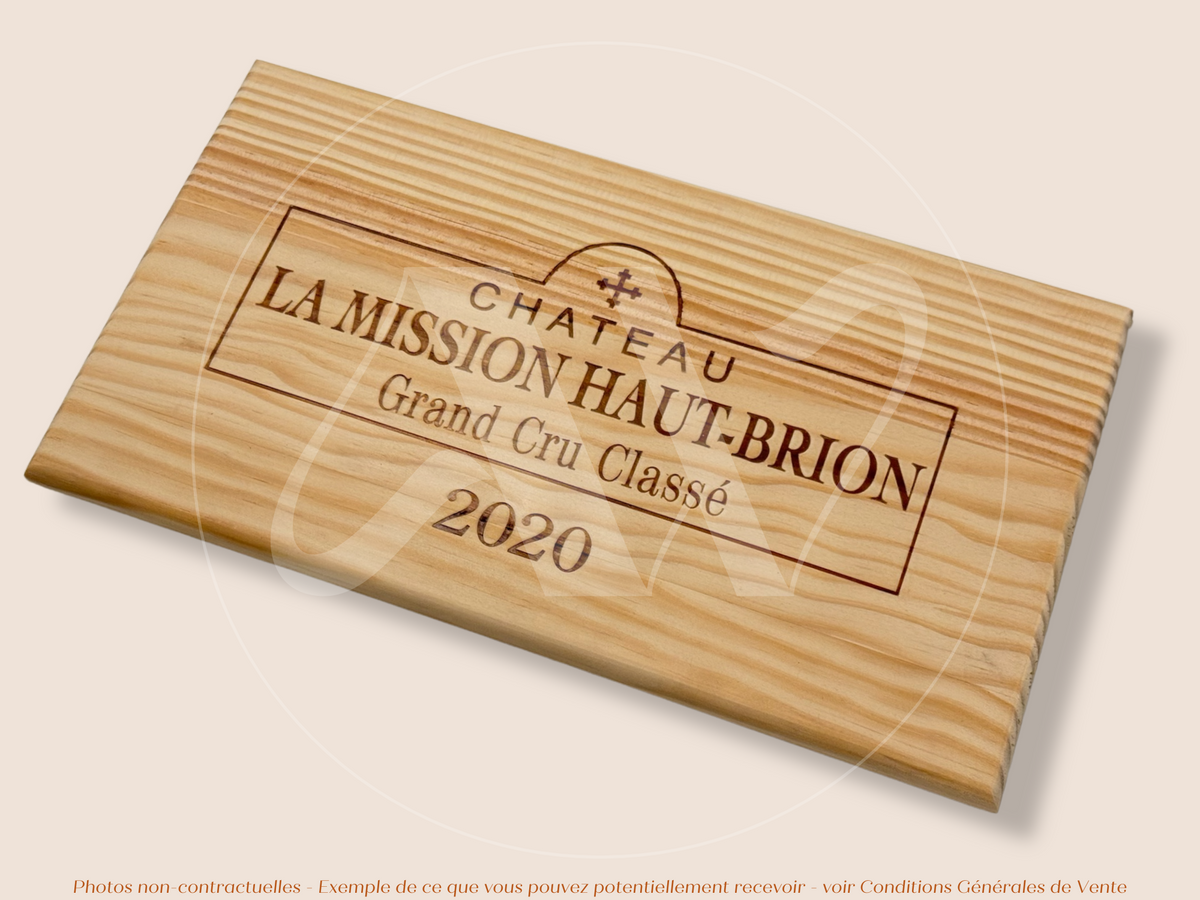 Estampe / Façade d'une caisse de vin en bois du Chateau La Mission Haut Brion - 2020 - Bordeaux | Format : 30x17 cm
