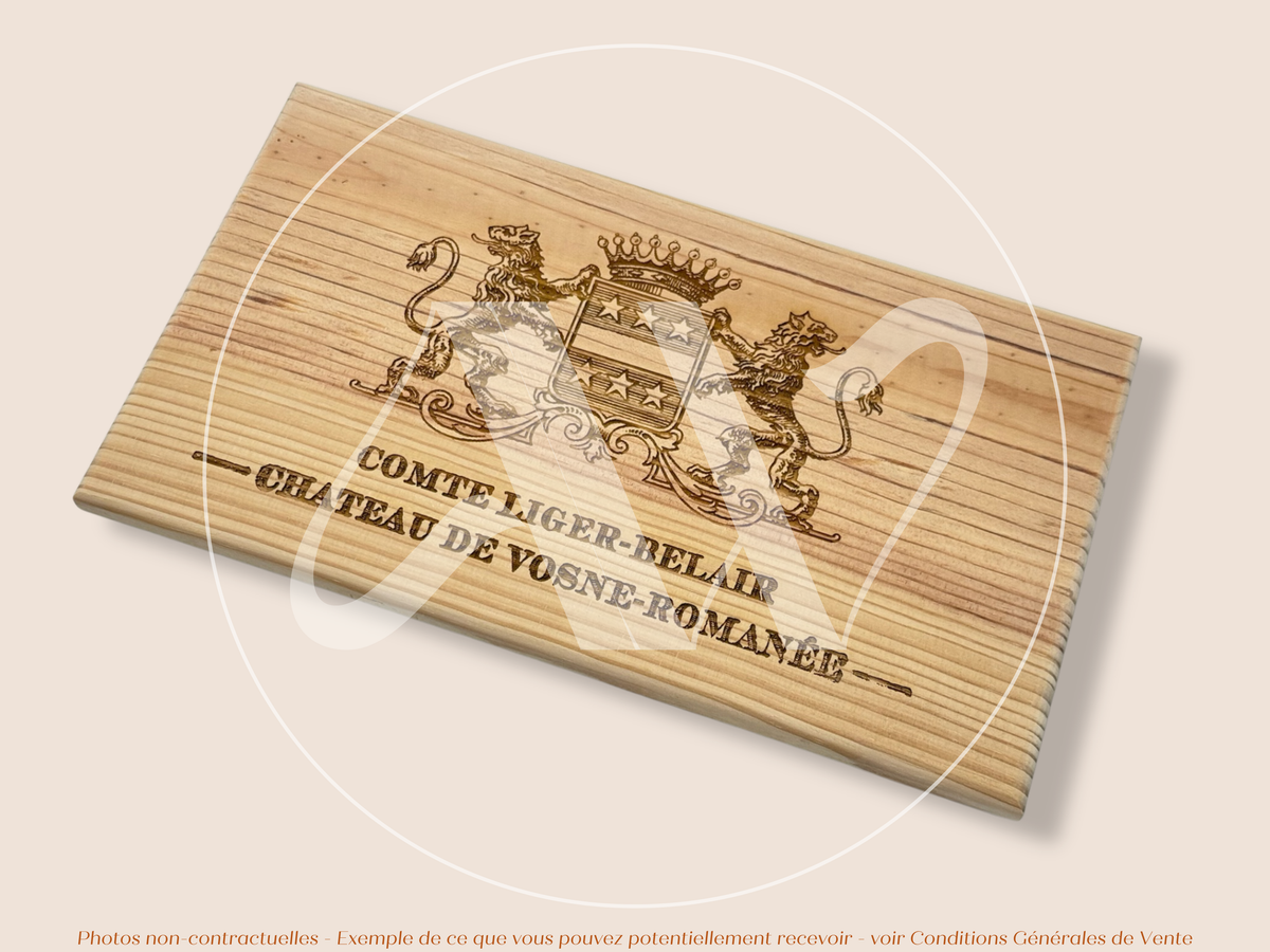 Domaine du Comte Liger-Belair — Château de Vosne-Romanée — Côte de Nuits — Bourgogne — France — Sans millésime — 30 × 17 cm — Façade plaque caisse de vin en bois