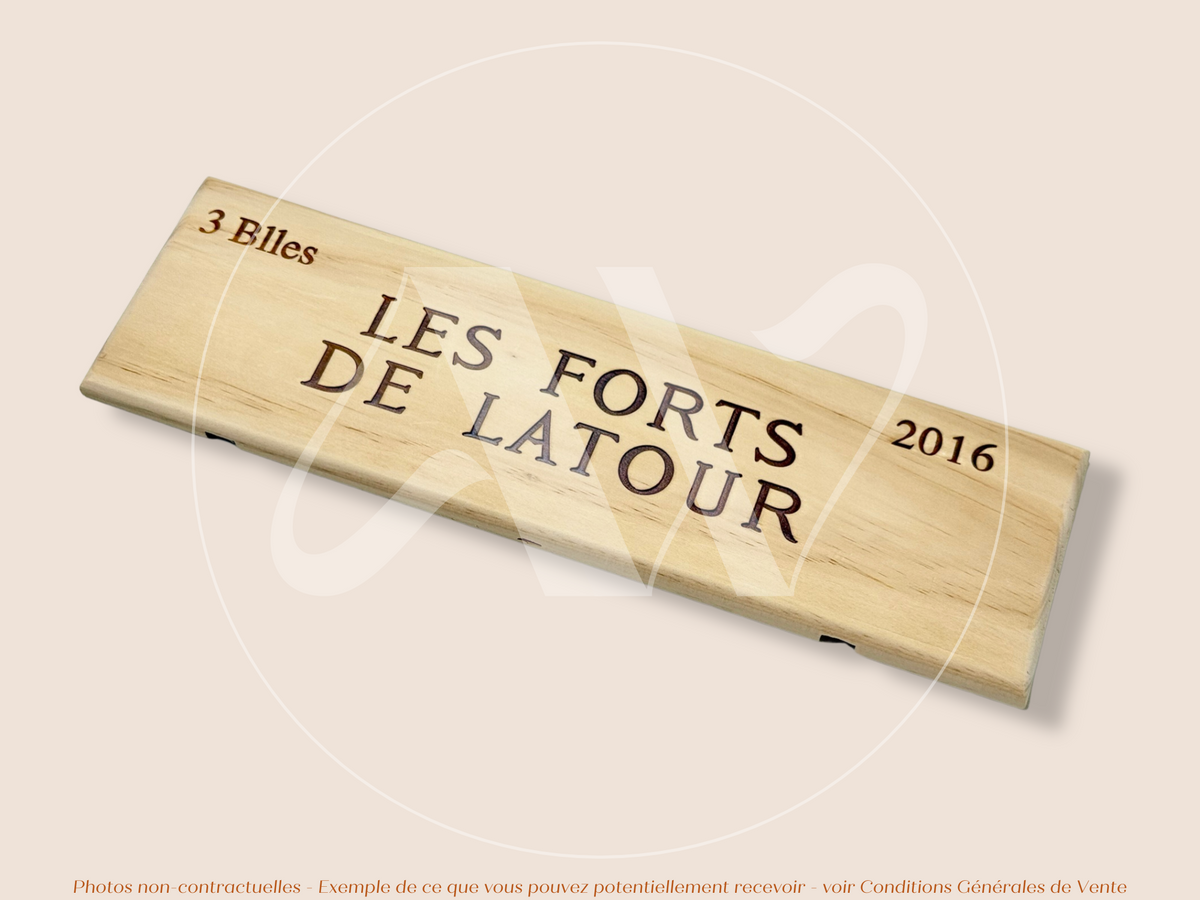 Estampe / Façade d'une caisse de vin en bois du Chateau Latour - Les Forts de Latour - 2016 - Bordeaux | Format 6 bouteilles = 30x9 cm