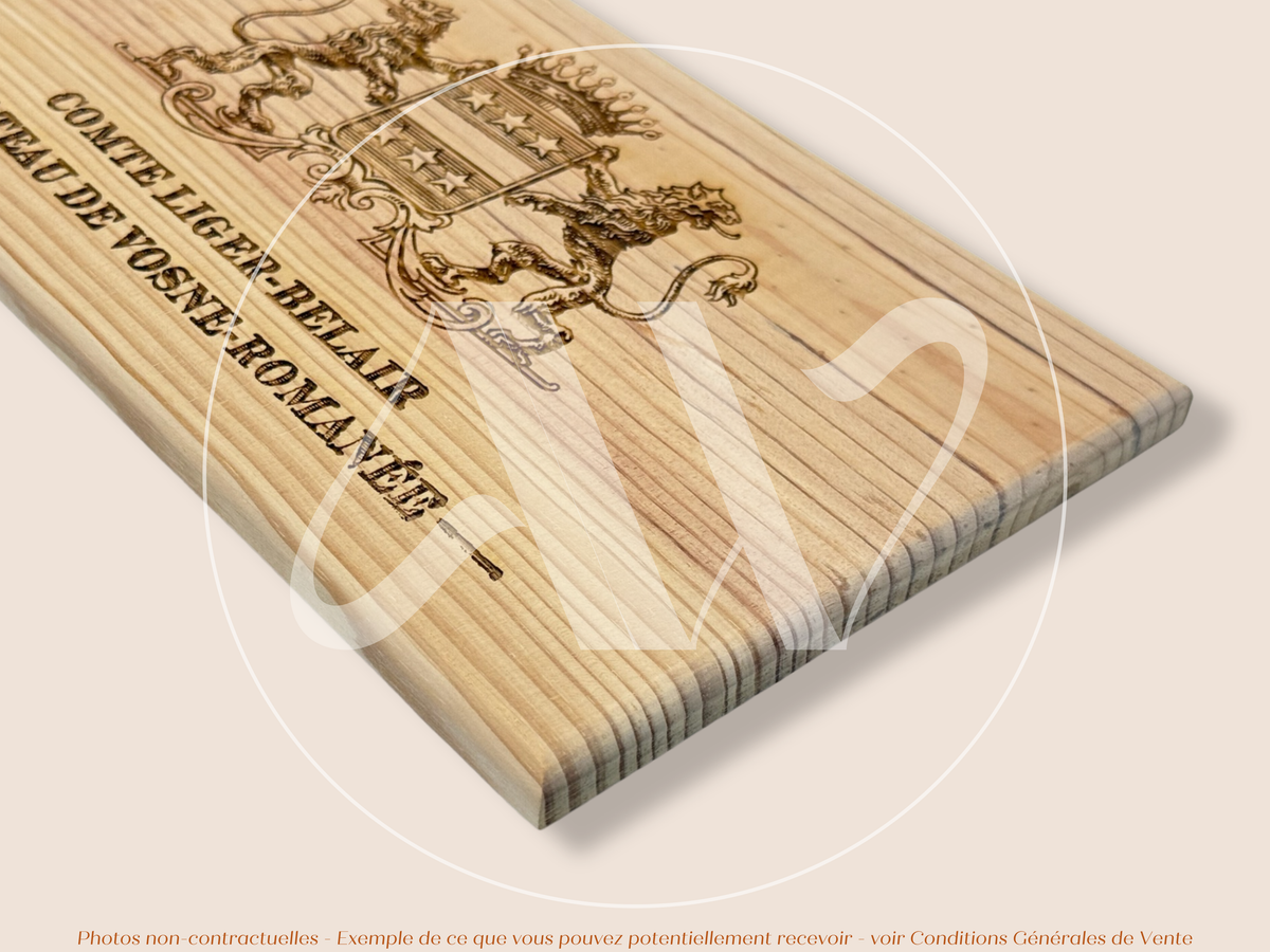 Domaine du Comte Liger-Belair — Château de Vosne-Romanée — Côte de Nuits — Bourgogne — France — Sans millésime — 30 × 17 cm — Façade plaque caisse de vin en bois