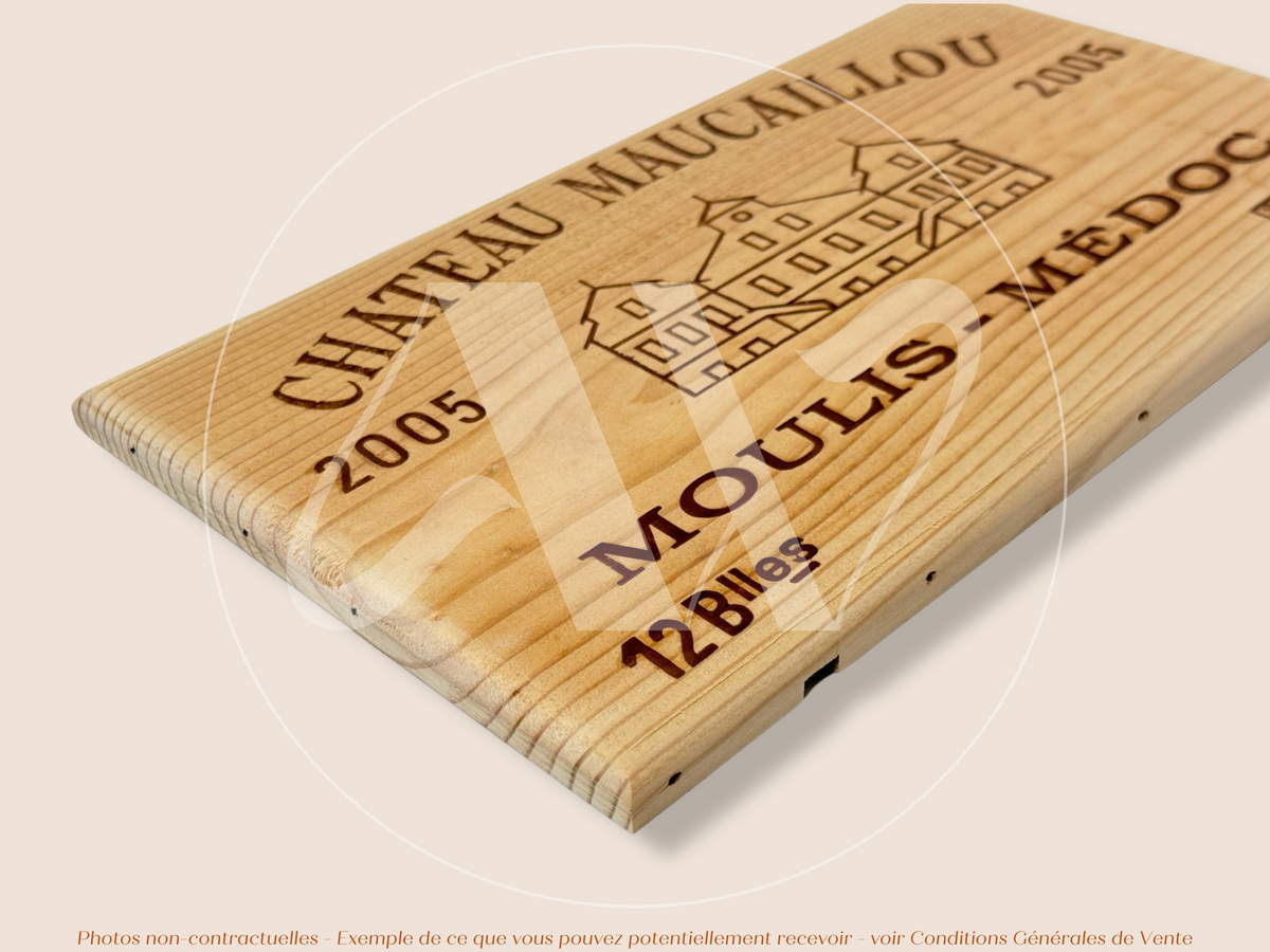Estampe / Façade d'une caisse de vin en bois du Chateau Maucaillou - Moulis en Médoc- 2005 - Bordeaux | Format 12 bouteilles = 30x17 cm