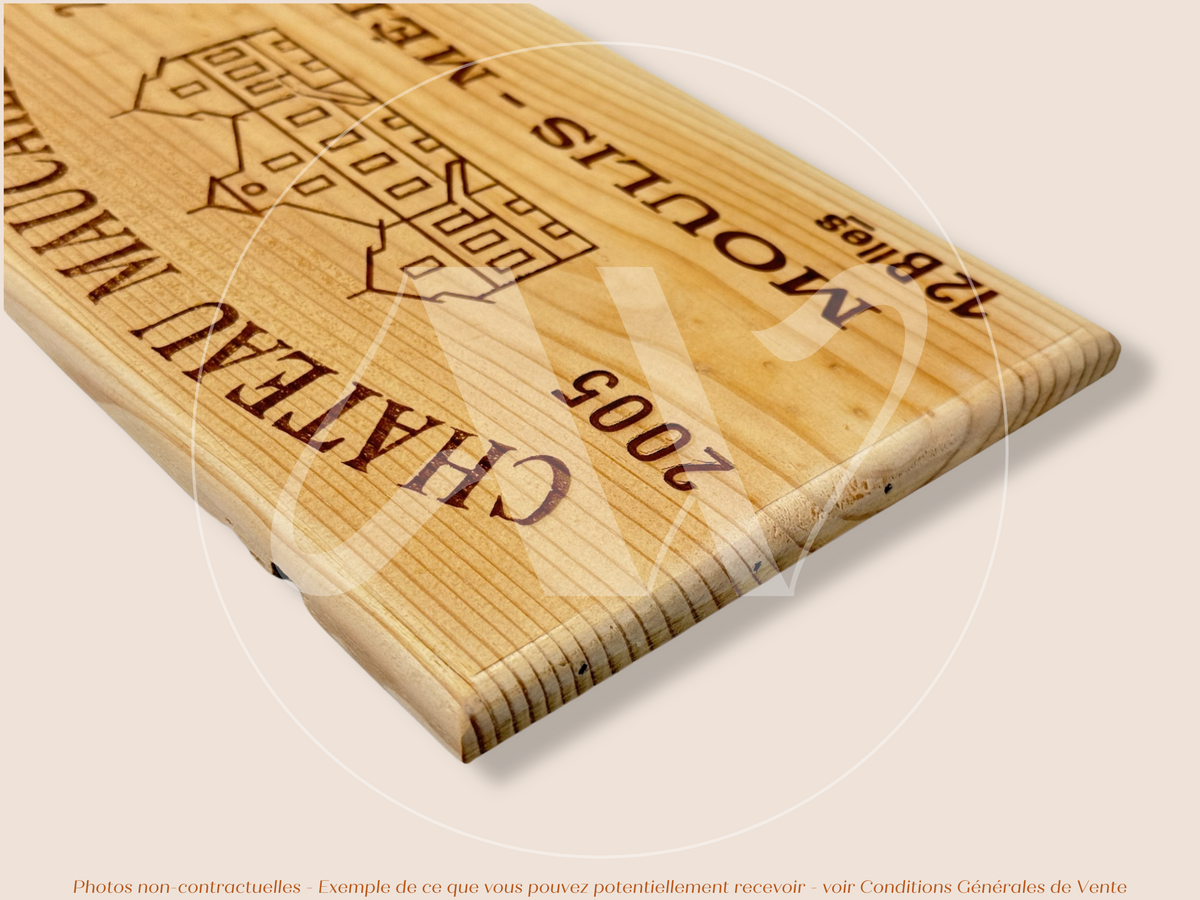 Estampe / Façade d'une caisse de vin en bois du Chateau Maucaillou - Moulis en Médoc- 2005 - Bordeaux | Format 12 bouteilles = 30x17 cm