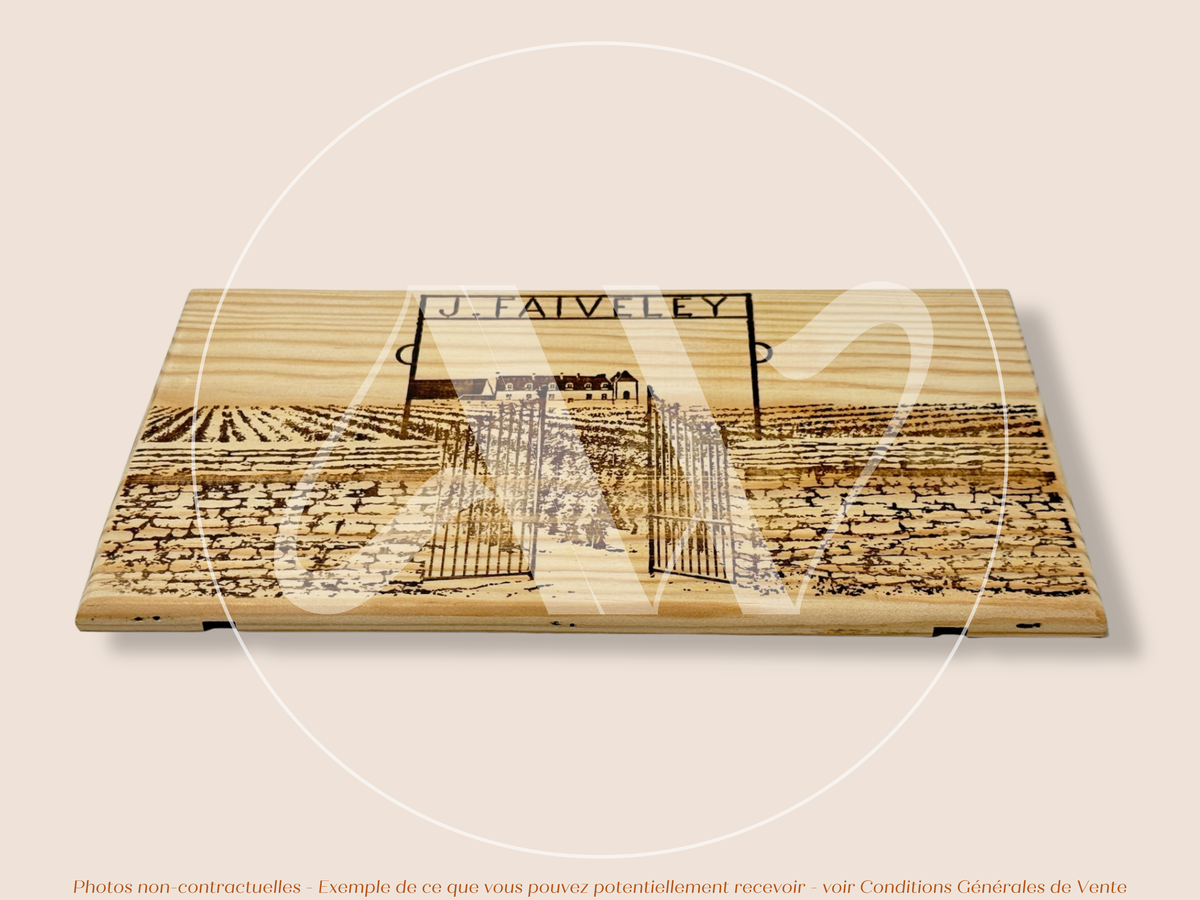 Domaine Faiveley — Ancien modèle — Nuits-Saint-Georges — Côte de Nuits — Bourgogne — France — Sans millésime — 30 × 17 cm — Façade plaque caisse de vin en bois
