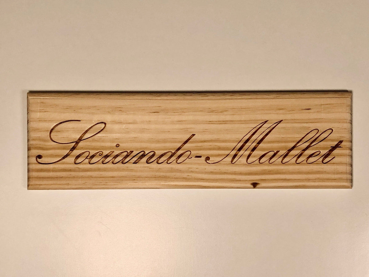 Estampe / Façade d'une caisse de vin en bois du Chateau Sociando Mallet - Bordeaux | Format 1 bouteille = 30x9 cm